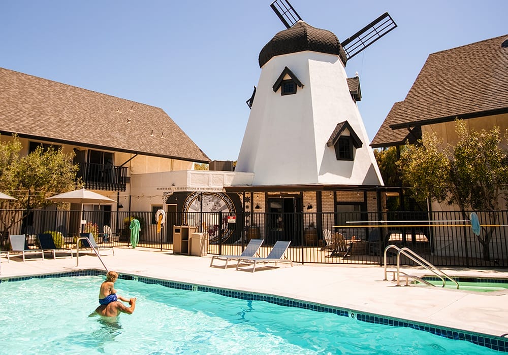 Picturesque Pool & Jacuzzi